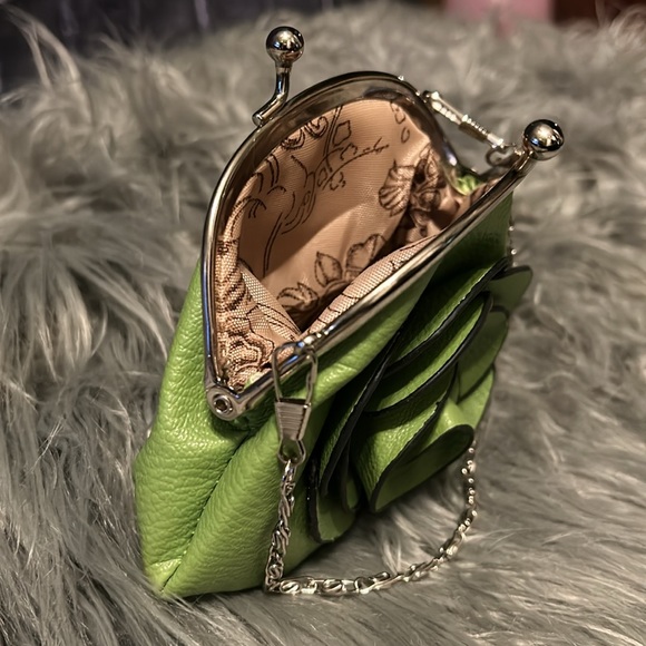 SOLD💥Elegant FLORAL Kiss-Lock Evening Vegan Green Rose Clutch/Wristlet ChainGUC - Picture 7 of 10